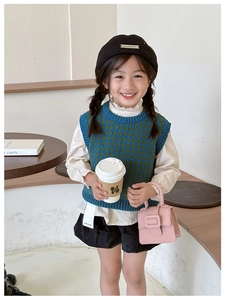 Girls' British style autumn outfit with knit vest, white shirt and black shorts