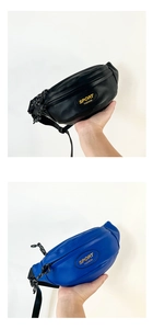 Détail des sacoches bananes en cuir PU bleu et noir pour enfants avec logo sport