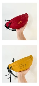 Gros plan de sacs banane sport pour enfants en cuir rouge et jaune avec sangles noires