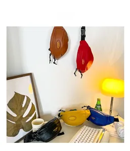 Détail de cinq sacoches banane en cuir avec logo SPORT en diverses couleurs