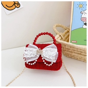 Dettaglio borsa in tweed rosso per bimba con fiocco in pizzo e perle