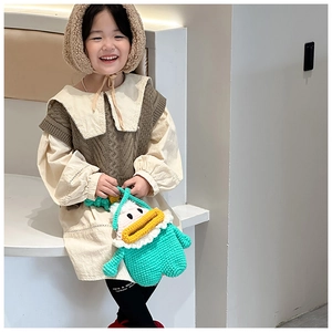 Détail du sac bandoulière canard vert fait main pour filles avec bec jaune vif