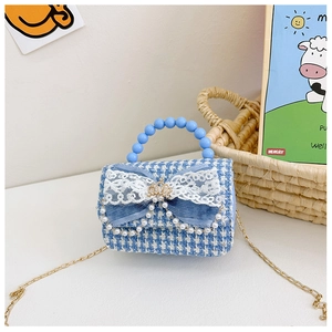 Dettaglio borsa in tweed per bambine con manico di perle blu e fiocco in pizzo