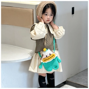 Gros plan d'un sac à bandoulière canard au crochet vert menthe pour petites filles