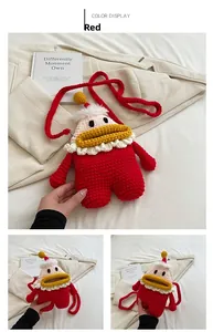 Vue détaillée du sac à bandoulière rouge au crochet fait main avec motif cartoon
