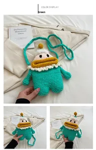 Détails du crochet d'un sac vert fait main pour fille avec des accents de bec de canard jaune