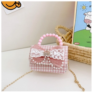 Dettaglio borsa in tweed rosa per bambina con fiocco, pizzo e manico in perle finte