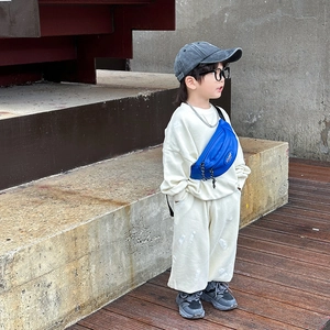 Ensemble sweat et pantalon crème pour enfants avec un sac banane bleu au style vintage
