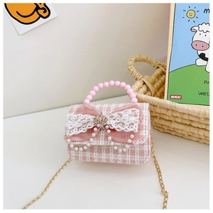 Dettaglio della borsa in tweed rosa a quadretti per bimba con manico di perle