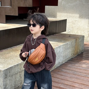 Sac de poitrine pour enfant en cuir marron avec logo SPORT et sangle réglable à l'extérieur