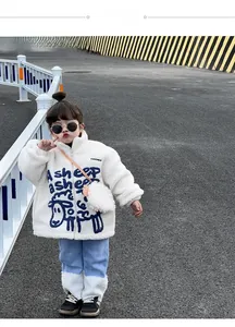 Détail d'une veste en polaire blanche pour enfants avec mouton bleu et texte Asheep