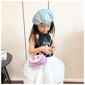 Detailed view of the purple cat shoulder bag with sparkling rainbow sequins for girls