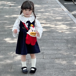 Robe fille en velours bleu marine avec col en dentelle et sac canard au crochet