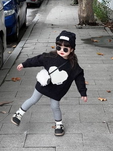 Détail du sac à bandoulière en peluche blanche pour petite fille style urbain