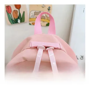 Detail eines rosa Kinderrucksacks mit glatten Reißverschlüssen und GIRL CATS-Logo