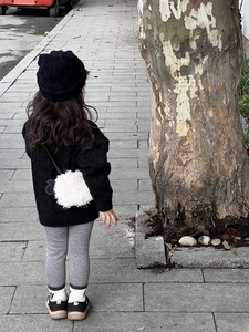 Détail du sac bandoulière agneau en peluche blanche avec tricot d'automne enfant