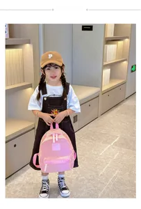 Kleinkind trägt rosa Nylon-Schulrucksack mit Girl Cats Logo im Innenbereich