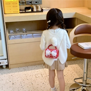 Borsa a scacchi bianca e rossa per bambine con fiocco di pizzo e manico di perle