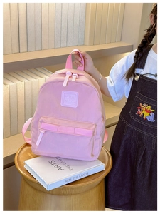 Detailansicht des rosa Kleinkinderrucksacks mit GIRL CATS Label und Doppelreißverschluss