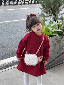 Détail du joli sac agneau en peluche porté avec une robe d'hiver rouge pour filles
