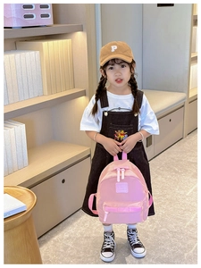 Detailansicht eines rosa Kinderrucksacks mit GIRL CATS Label und robustem Canvas