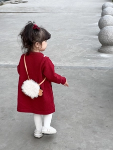 Détail d'une robe en tricot rouge avec un sac bandoulière agneau en peluche pour fillettes