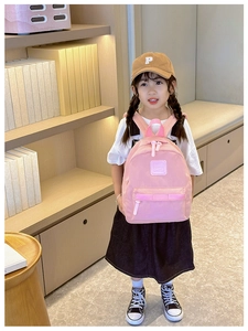 Rosa Kinderrucksack mit Girl Cats Bestickung von Mädchen in Bibliothek getragen