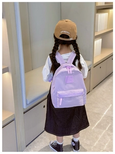 Detailansicht eines kleinen lila Kinderrucksacks mit GIRL CATS Patch auf Nylonmaterial
