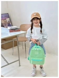 Detail des minzgrünen Kinderrucksacks mit Girl Cats Prägelogo und robustem Reißverschluss