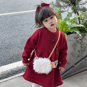 Robe en tricot rouge pour filles avec adorable sac peluche agneau en extérieur