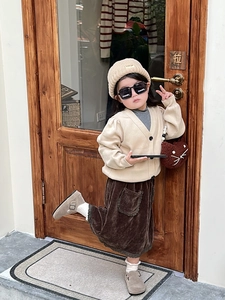 Brown cat-shaped crochet plush crossbody bag paired with a child's spring outfit