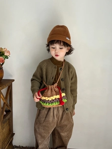 Cute hamburger-shaped crochet bucket bag shown on a child with autumn knitwear