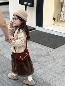 Brown crochet cat-shaped crossbody bag styled with autumn children's knitwear outfit