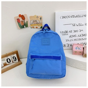 Detail eines königsblauen Segeltuch-Rucksacks für Kleinkinder mit Girl Cats Logo