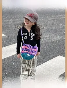 Sac bandoulière enfant fait main au crochet avec motif floral et bandoulière violette