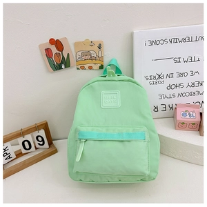Detail des mintgrünen Kindergartenrucksacks mit Girl Cats Label und Frontreißverschluss
