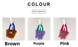 Trois variantes de sacs fourre-tout en nylon matelassé suspendus sur un support blanc épuré