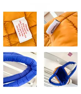 Détail macro du nylon matelassé orange et étiquette tissée sur un sac fourre-tout