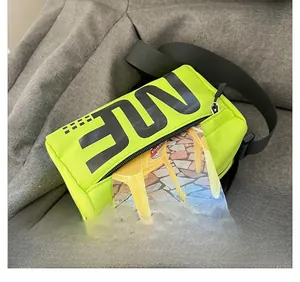 Détail du sac bandoulière enfant vert néon avec imprimé FUN noir et poche zippée à l'avant