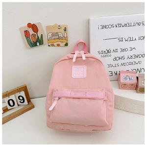 Detailansicht eines rosa Kinderrucksacks mit Tragegriff und GIRL CATS Logo