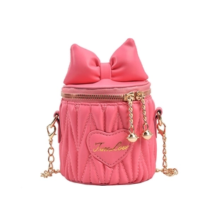 Mini sac rond rose avec nœud, chaîne dorée et broderie True Love pour style romantique