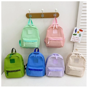 Präsentation kleiner Canvas-Rucksäcke für Kinder in sechs Pastellfarben und schlichtem Design