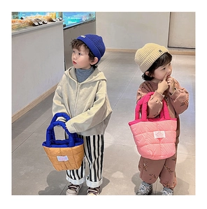 Gros plan sur le sac matelassé en nylon pour enfants avec étiquette tissée chic