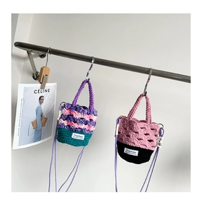 Détail de mini sacs en crochet faits main pour filles avec motifs de paniers à fleurs