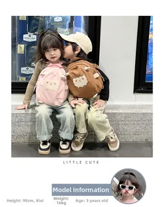 Kinder-Rucksack mit Cartoon-Schaf in Rosa und Braun auf Modellen im Alter von 3 Jahren