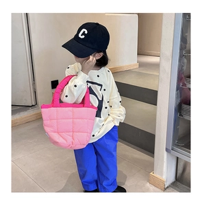 Détail du sac à main pour enfant en nylon matelassé rose avec poignée ronde