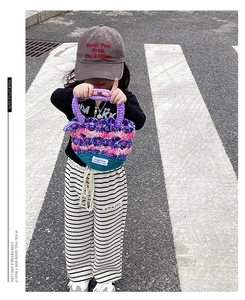Détail d'un mini sac cabas coloré crocheté à la main avec anse tissée violette pour enfant