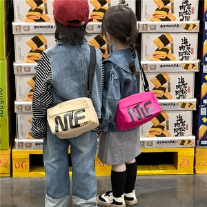 Sacs bandoulière enfants en toile beige et rose fuchsia avec lettrage ME tendance