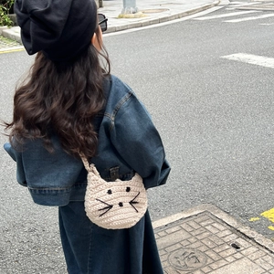 Handmade knitted cat crossbody bag in beige yarn featuring pearl handle for children