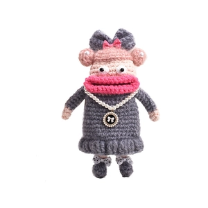 Sac à bandoulière au crochet fait main avec grande bouche et robe grise et nœud